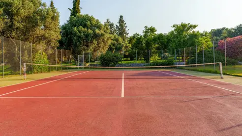 Hotellet har to tennisbaner