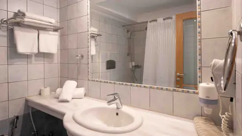 Eksempel på badeværelse i standardværelse