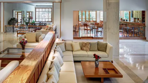 Lobby med bar og restaurant