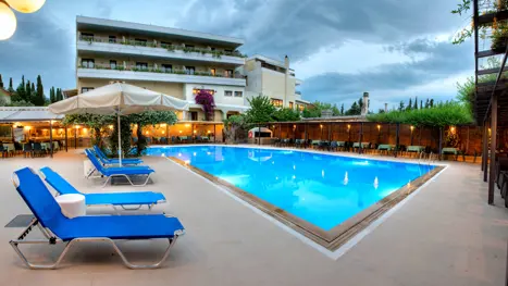Poolområde i aftentimerne
