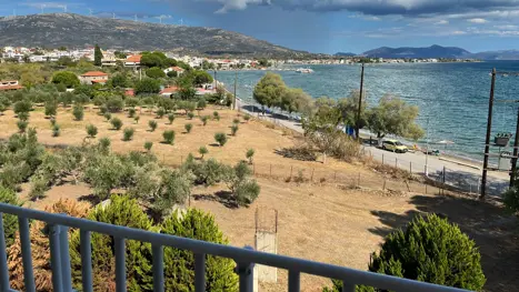 Eksempel på balkon med skrå havudsigt, byen Amarinthos anes i baggrunden