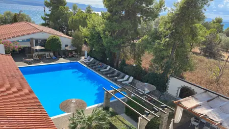 Swimmingpool med tilhørende caféområde