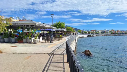 Tavernaer langs vandet i Amarinthos