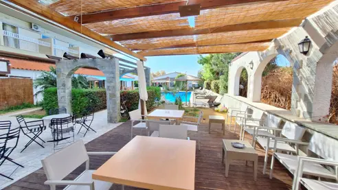 Hyggeligt område ved poolbaren