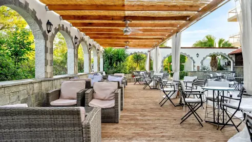 Hyggeligt område ved poolbaren