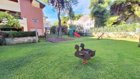 Mindre legeplads direkte ved hotellet