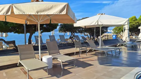 Solstole og parasoller ved poolen