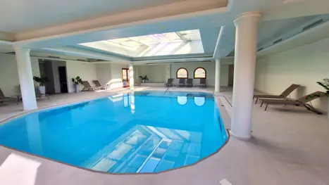 Indendørs pool