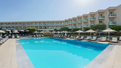 Swimmingpool med solsenge og parasoller