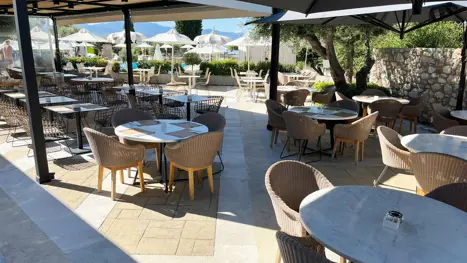 Overdækket udendørsområde ved restauranten
