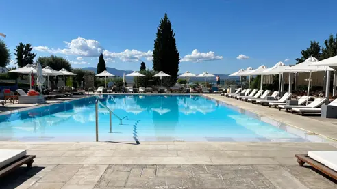 Swimmingpool med bred trappe