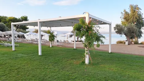 Lille oase med pergola og strand