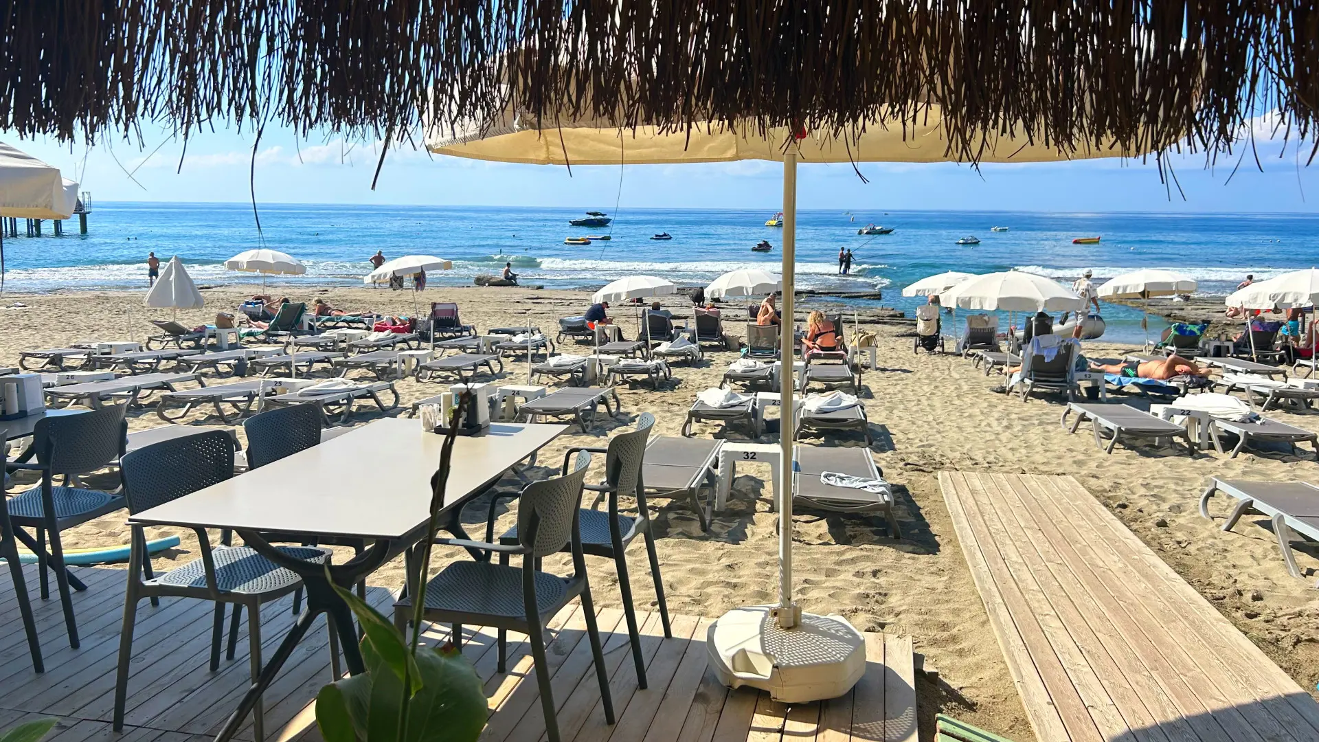 Privat strand og strandbar