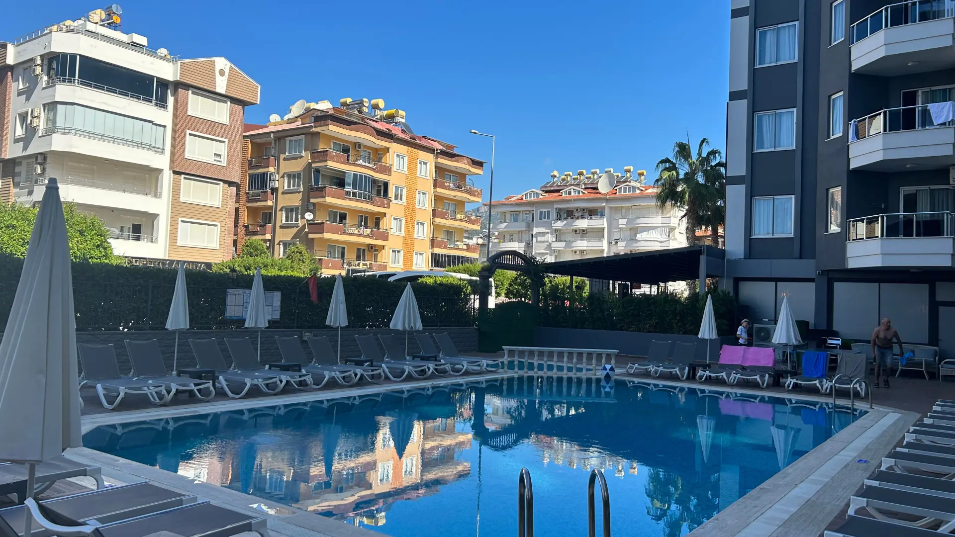 Swimmingpool med integreret børnepool