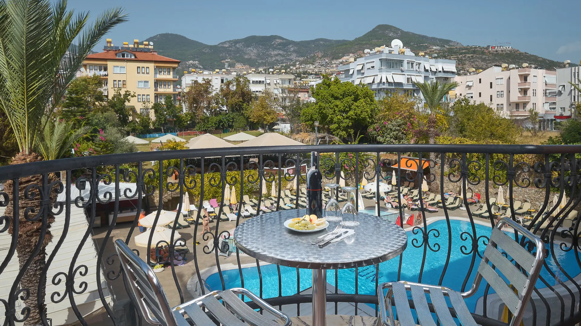 Eksempel på balkon med pooludsigt
