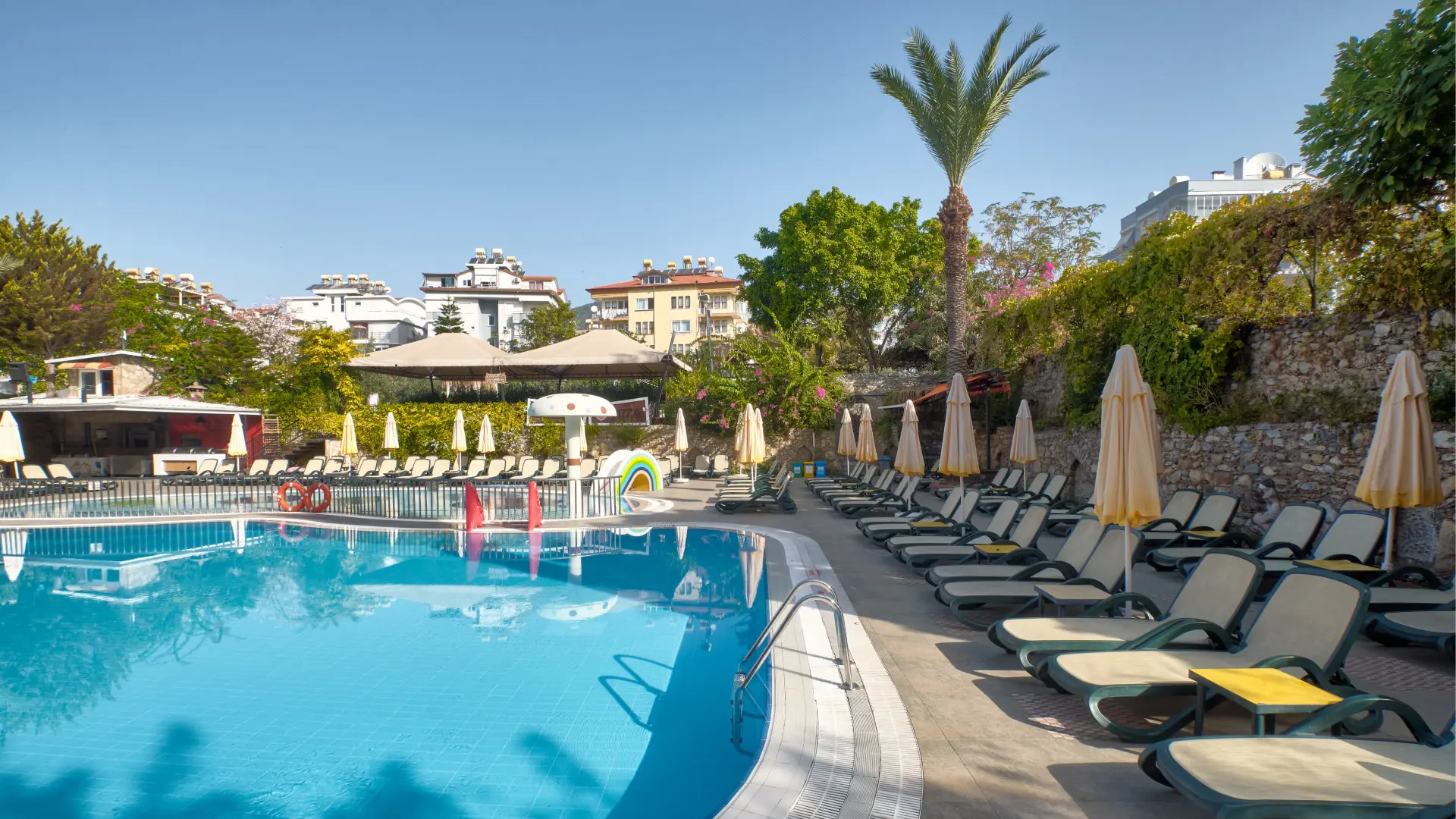 Swimmingpool med separat børnepool