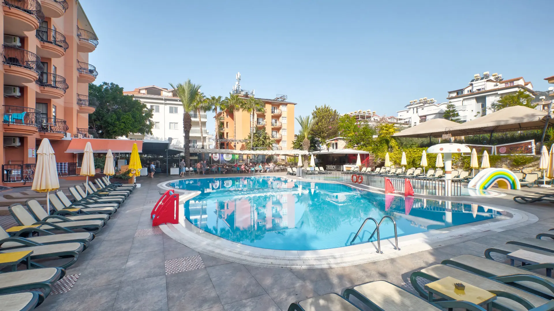 Swimmingpool med separat børnepool