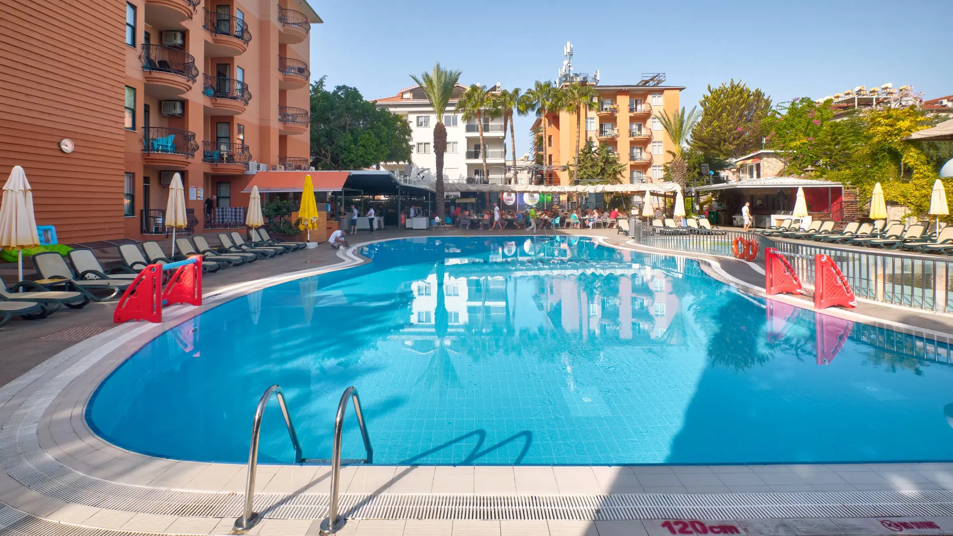 Swimmingpool med separat børnepool