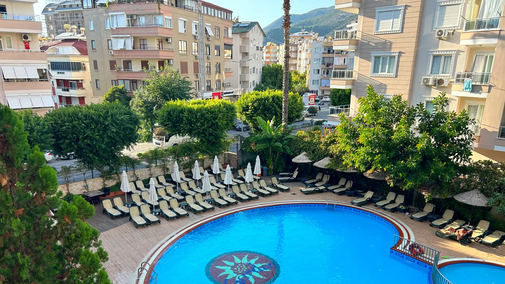 Pool og omkringliggende by