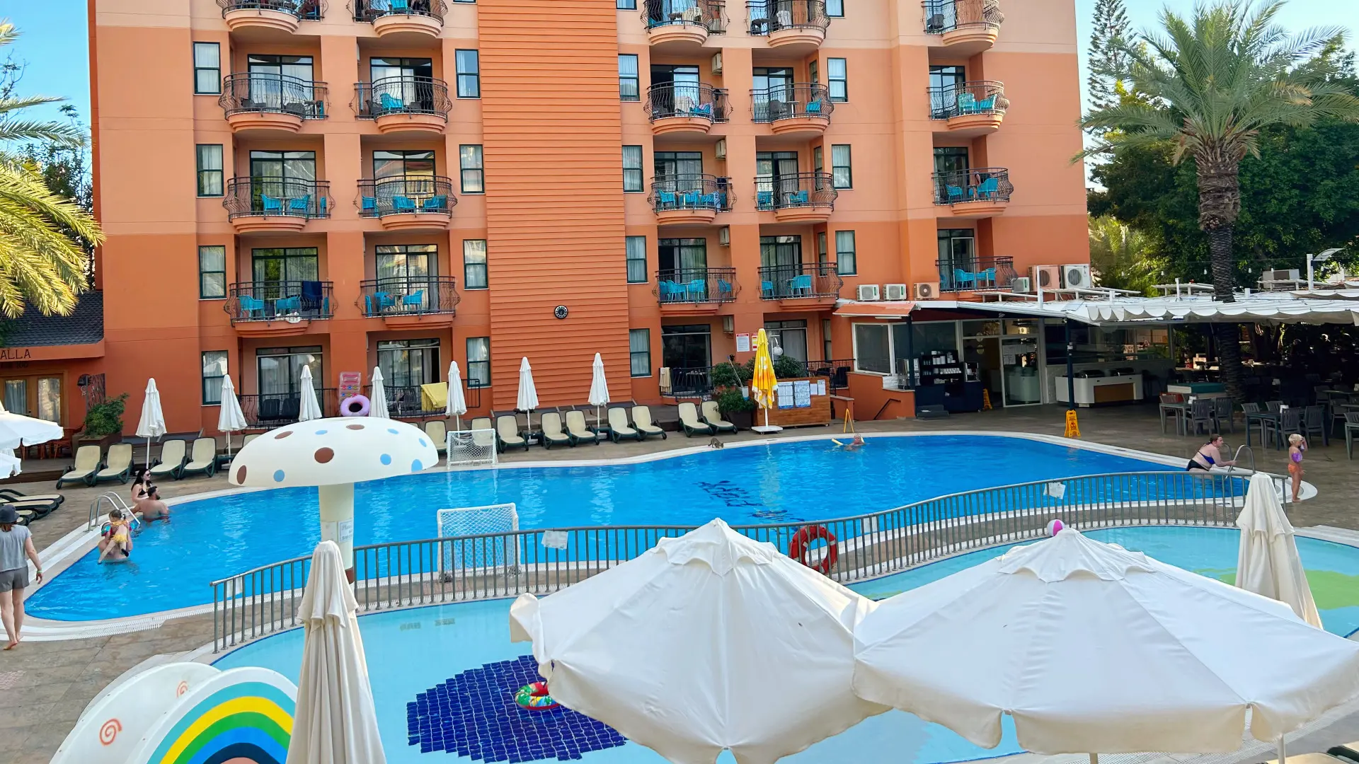 Swimmingpool med separat børnepool