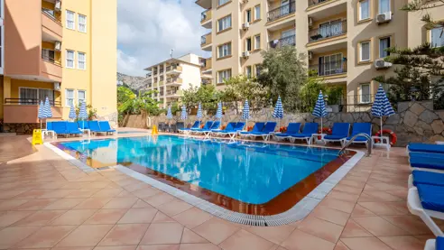 Swimmingpool med liggestole og parasoller