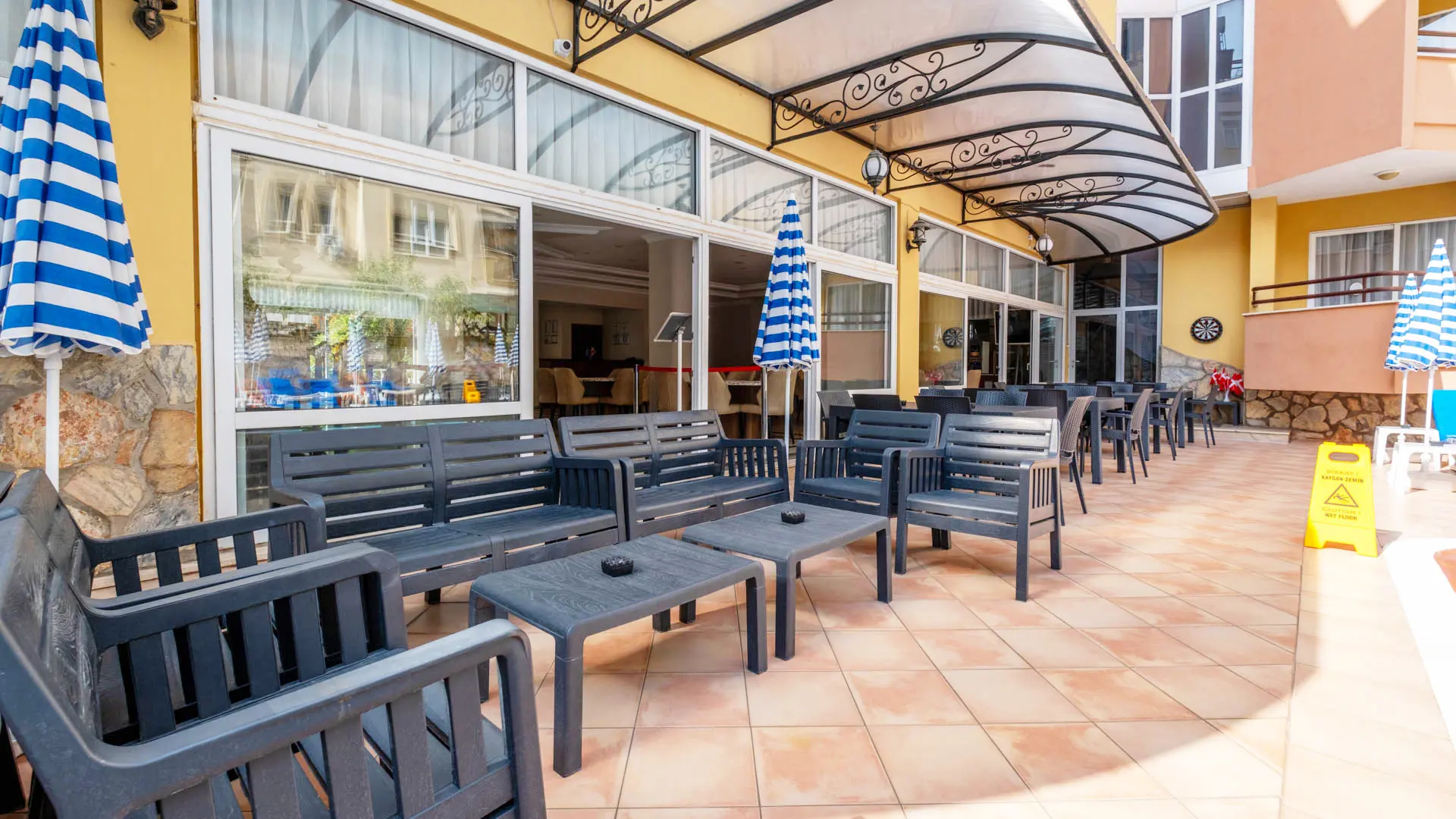 Hyggeligt udendørs caféområde