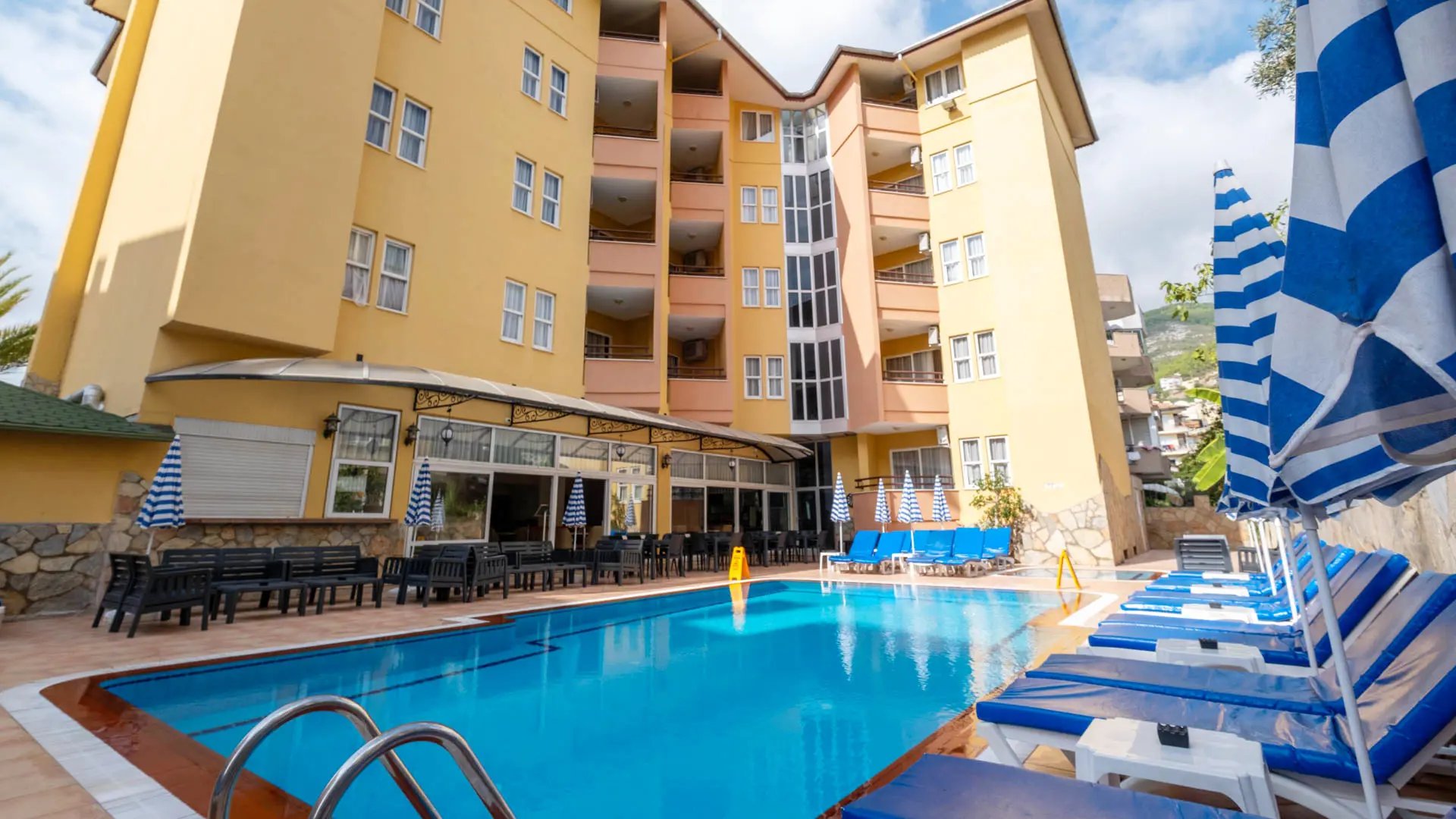 Swimmingpool med liggestole og parasoller