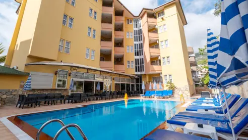 Swimmingpool med liggestole og parasoller