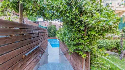 Sti der fører til swimmingpool