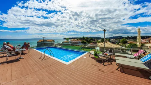 Tagterrasse med swimmingpool