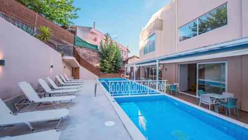 Swimmingpool med integreret børnepool