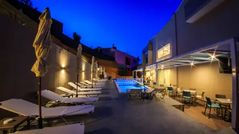 Poolområde by night