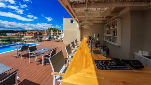 Tagterrasse med swimmingpool og bar