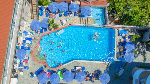 Swimmingpool og separat børnepool