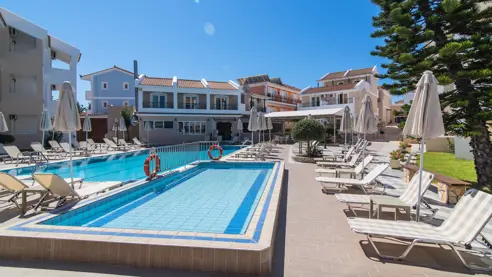 Swimmingpool og separat børnepool