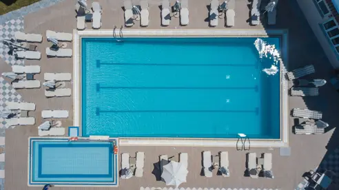Swimmingpool og separat børnepool