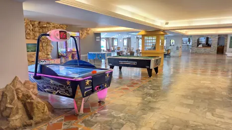 Spillerum med poolbar i baggrunden