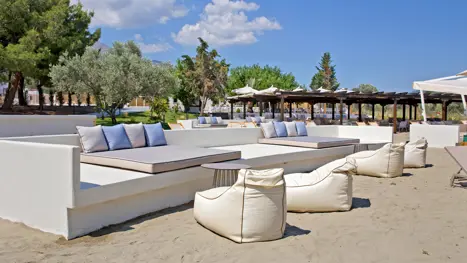 Strandområde med bar, liggestole og loungeområder