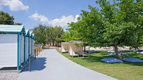 Strandområde med omklædningsmulighed