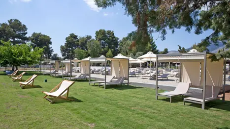 Strandområde med bar, liggestole og loungeområder