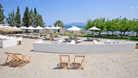 Strandområde med bar, liggestole og loungeområder