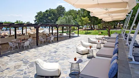 Strandområde med bar, liggestole og loungeområder