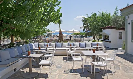 Strandområde med bar, liggestole og loungeområder