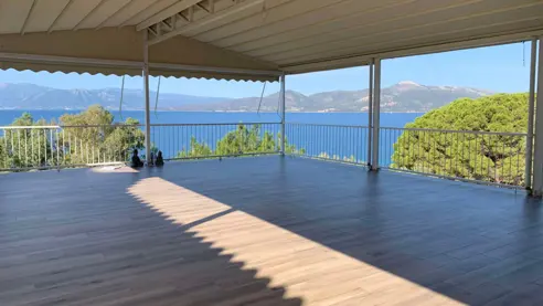 Stor overdækket terrasse til f.eks. yogagrupper