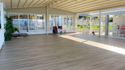 Stor overdækket terrasse til f.eks. yogagrupper