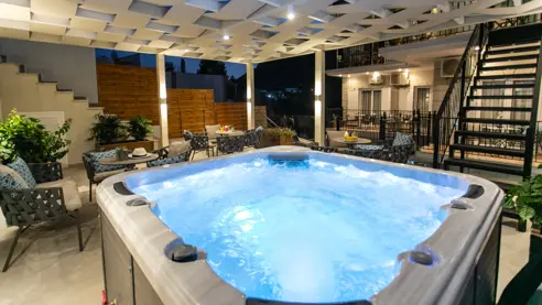 Overdækket terrasse med jacuzzi