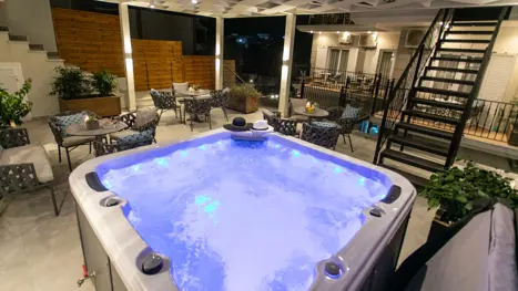 Overdækket terrasse med jacuzzi