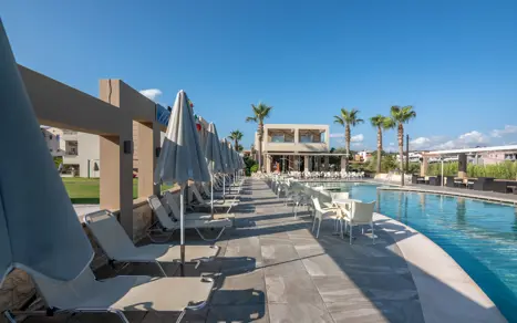 Poolområde med poolbar