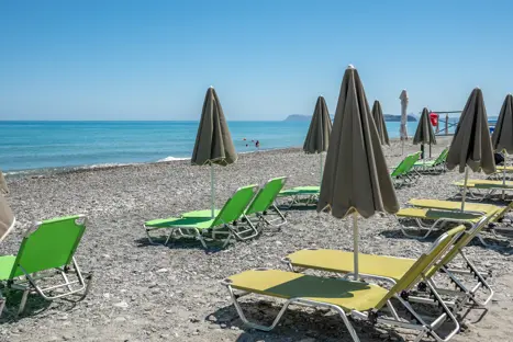 Strand med liggestole og parasoller