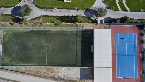 Tennisbane og fodboldbane